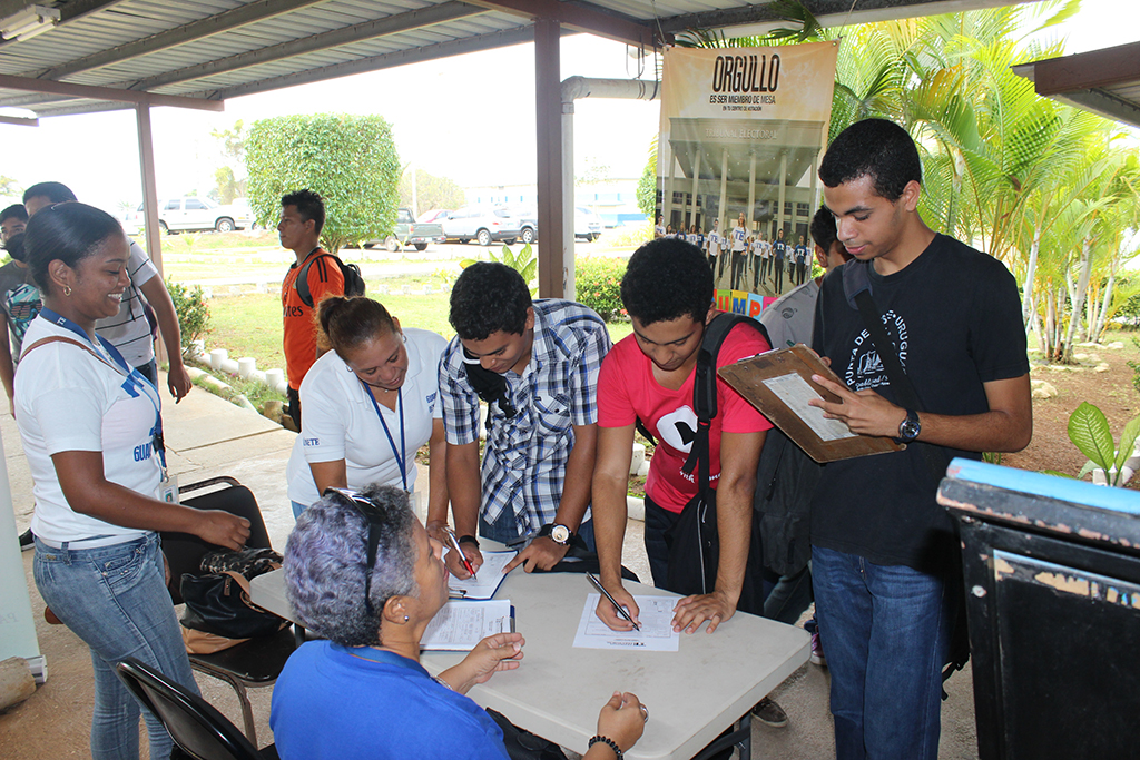 Estudiantes y colaboradores del Centro Regional de la UTP | Universidad ...